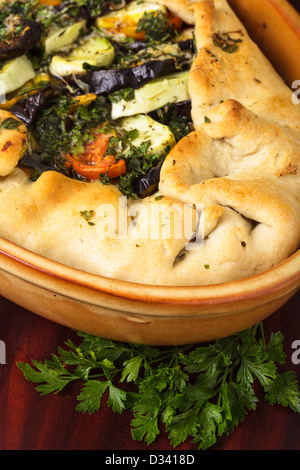 Cake aux légumes, cuit dans la poterie Banque D'Images