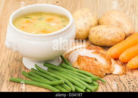 Volaille et légumes avec certains ingrédients, carottes, pommes de terre, haricots verts et les tranches de poulet Banque D'Images