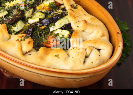 Cake aux légumes, cuit dans la poterie Banque D'Images