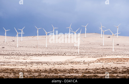 Les moulins à vent se tenir dans le désert de l'Istmo de La Pared, Fuerteventura, Îles Canaries, Espagne. Banque D'Images