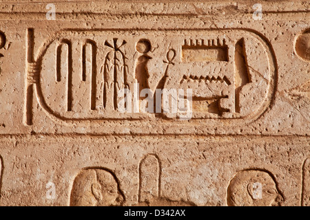 Cartouche du pharaon Ramsès II creusée près de l'entrée du Grand Temple à Abou Simbel, Egypte Banque D'Images