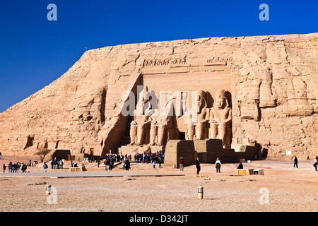 Statues du pharaon Ramsès II sur la façade extérieure du grand Temple à Abou Simbel, Egypte Banque D'Images