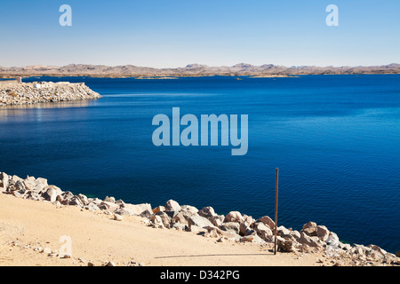 Lac Nasser à partir de la route en traversant le Grand barrage d'Assouan en Égypte. Banque D'Images