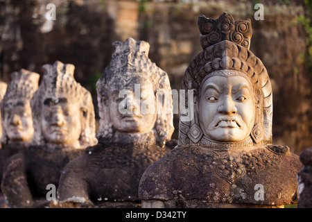 Chiffres tuteurs staues porte sud d'Angkor Thom, au Cambodge Banque D'Images