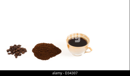 Pic de café fraîchement moulu et ses ingrédients avec les grains de café rôtis entiers et un tas de café fraîchement moulu isolé sur blanc. Banque D'Images