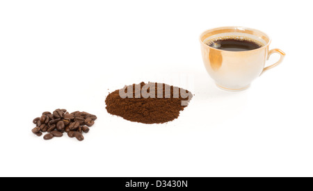 Délicieuse tasse de café chaud avec plein de café torréfié et grains fraîchement disposés en une ligne diagonale isolé sur blanc. Banque D'Images