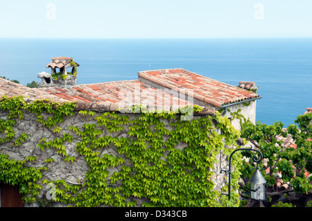 Cité médiévale d'Eze perché sur une colline dominant la mer Méditerranée Banque D'Images