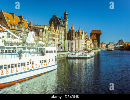 Les bâtiments de la vieille ville et en bateau sur la rivière Motlawa, Gdansk, Pologne Banque D'Images