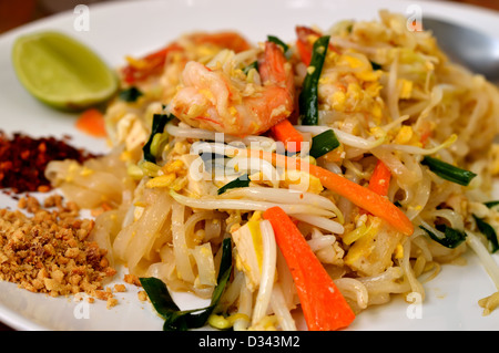 Pad thaï aux crevettes sur un arrière-plan close-up Banque D'Images