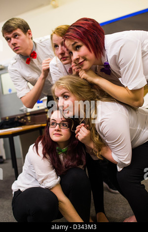 Un groupe de 5 jeunes de l'Université d'Aberystwyth étudiants et répéter une production de Laura Wade's 'Alice', une version remaniée de l'interprétation de Lewis Carrol's classic tale "Alice's Adventures in Wonderland" Banque D'Images