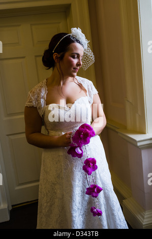 Un modèle habillé en portant des robes de mariée à une suite nuptiale Fayre Nanteos Mansion, Aberystwyth, Pays de Galles UK Banque D'Images