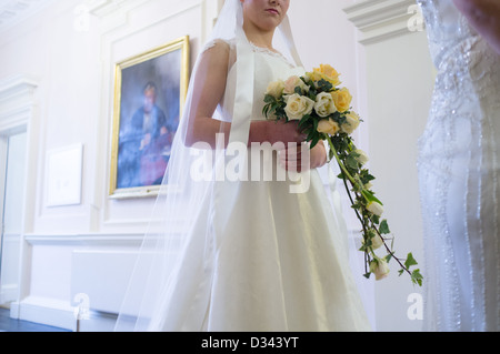 Habillés comme des modèles portant des robes de mariées à une suite nuptiale Fayre Nanteos Mansion, Aberystwyth, Pays de Galles UK Banque D'Images