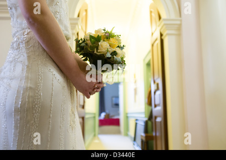 Habillés comme des modèles portant des robes de mariées à une suite nuptiale Fayre Nanteos Mansion, Aberystwyth, Pays de Galles UK Banque D'Images