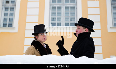 Quelque chose d'important à dire homme femme près de house Banque D'Images