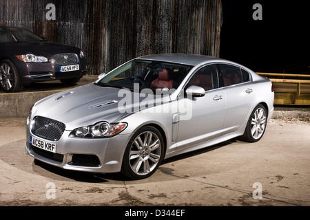 Jaguar XF S et XFR, moyennes berlines sport de luxe, Winchester, Royaume-Uni 2004 2009 Banque D'Images