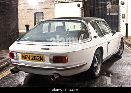 Jensen Interceptor blanc, retro S garé dans la rue devant les maisons, Tower Bridge, London 15 10 2010 Banque D'Images