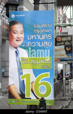 M. Sukhumbhand Paribatra bannière de la campagne sur l'élection du gouverneur de Bangkok , 2013 Banque D'Images