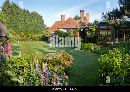 Vue à travers les frontières vivace vers la maison, Bexon Manor. Banque D'Images