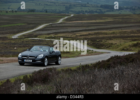 James Martin conduit une voiture noire Mercedes SLK 200 dans les régions rurales de Pickering, UK, 28 06 2011 Banque D'Images