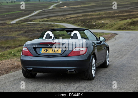 Mercedes SLK 200 noir voiture décapotable dans les régions rurales de Pickering, UK, 28 06 2011 Banque D'Images