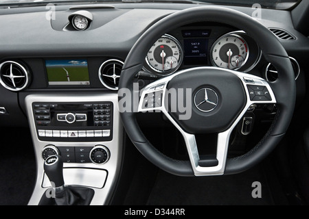 Planche de bord et le volant dans la Mercedes SLK 200 cabriolet, Pickering, UK, 28 06 2011 Banque D'Images