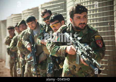 L'Armée nationale afghane des soldats des forces spéciales se prépare pour une mission le 8 février 2013 dans la province de Herat, Afghanistan. Banque D'Images