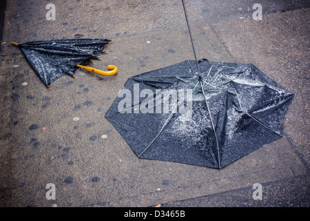 Parapluies abandonnés sur le trottoir dans le quartier de Chelsea, New York Banque D'Images
