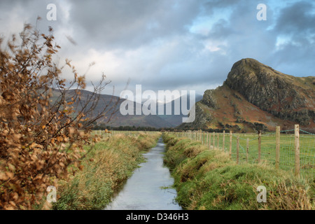 Digue en champs et Cadir Idris avec de la neige sur le pic et Craig An Alcmena Banque D'Images