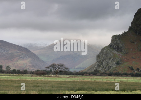 Cadir Idris avec de la neige sur le pic et Craig An Alcmena Banque D'Images