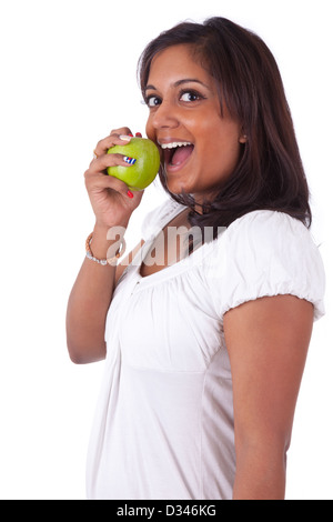 Jeune femme indienne de manger une pomme, isolé sur fond blanc Banque D'Images