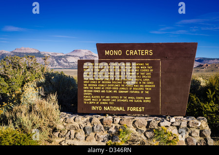 Panneau d'interprétation à cratères de Mono, Inyo National Forest, California USA Banque D'Images