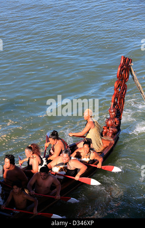 Moari waka sur la rivière Waitangi Waitangi Day lors de célébrations Banque D'Images