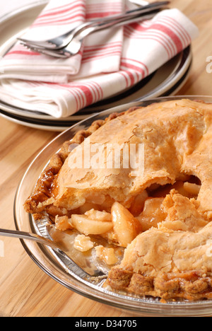 Un plat profond du four la tarte aux pommes avec un morceau enlevé Banque D'Images