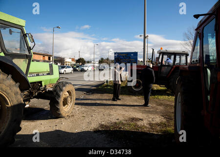 Serres, Grèce. 8 février 2013. Protestation des agriculteurs de la préfecture de serres. Se plaignent du coût élevé du pétrole, les nouvelles mesures fiscales et des coupes budgétaires pour le développement agricole. Les agriculteurs ont aligné leurs presque 400 tracteurs dans Sidirokastro crossway qui conduit à Promachonas, un important poste frontalier avec la Bulgarie. 580 km au nord d'Athènes à Serres, en Grèce. Vendredi, 8 février 2013. Credit : Konstantinos Tsakalidis / Alamy Live News Banque D'Images