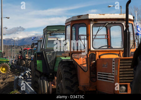 Serres, Grèce. 8 février 2013. Protestation des agriculteurs de la préfecture de serres. Se plaignent du coût élevé du pétrole, les nouvelles mesures fiscales et des coupes budgétaires pour le développement agricole. Les agriculteurs ont aligné leurs presque 400 tracteurs dans Sidirokastro crossway qui conduit à Promachonas, un important poste frontalier avec la Bulgarie. 580 km au nord d'Athènes à Serres, en Grèce. Vendredi, 8 février 2013. Credit : Konstantinos Tsakalidis / Alamy Live News Banque D'Images