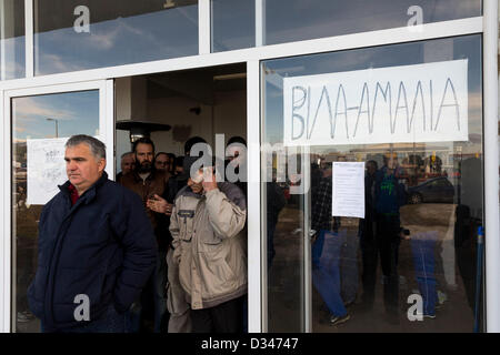 Serres, Grèce. 8 février 2013. Protestation des agriculteurs de la préfecture de serres. Se plaignent du coût élevé du pétrole, les nouvelles mesures fiscales et des coupes budgétaires pour le développement agricole. Les agriculteurs ont aligné leurs presque 400 tracteurs dans Sidirokastro crossway qui conduit à Promachonas, un important poste frontalier avec la Bulgarie. 580 km au nord d'Athènes à Serres, en Grèce. Vendredi, 8 février 2013. Credit : Konstantinos Tsakalidis / Alamy Live News Banque D'Images