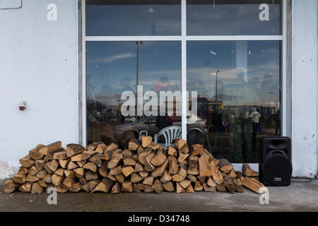 Serres, Grèce. 8 février 2013. Protestation des agriculteurs de la préfecture de serres. Se plaignent du coût élevé du pétrole, les nouvelles mesures fiscales et des coupes budgétaires pour le développement agricole. Les agriculteurs ont aligné leurs presque 400 tracteurs dans Sidirokastro crossway qui conduit à Promachonas, un important poste frontalier avec la Bulgarie. 580 km au nord d'Athènes à Serres, en Grèce. Vendredi, 8 février 2013. Credit : Konstantinos Tsakalidis / Alamy Live News Banque D'Images