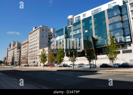 Le Strand, Liverpool. La route principale qui longe le front de mer adjacente au centre-ville. Banque D'Images