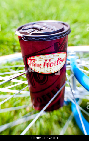 Le réputé café avec une roue de vélo comme support de tasse Banque D'Images