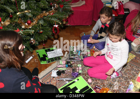 Les enfants ouvrant leurs cadeaux de Noël Monster High Dolls Surrey England Banque D'Images