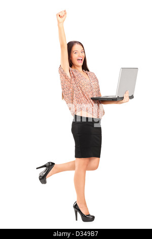 Portrait d'une femme heureuse tenant un ordinateur portable avec main levée isolé sur fond blanc Banque D'Images