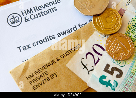 Close up of UK crédits d'award de HM Revenue and Customs avec brown enveloppe officielle et de l'argent en pièces de monnaie et de billets Banque D'Images