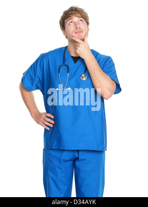 Jeune homme de race blanche de la profession médicale en bleu des gommages corporels à la contemplative jusqu'isolé sur fond blanc Banque D'Images