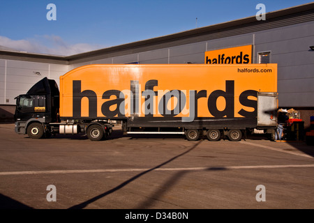 Halfords camion stationné à l'arrière de leur magasin à côté de la baie de chargement de la livraison des marchandises dans la région de Dundee, Royaume-Uni Banque D'Images
