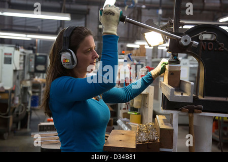 El Cajon, Californie - un travailleur frets on met le cou d'un guitarat les guitares Taylor usine. Banque D'Images