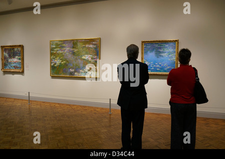 Water Lily Pond, 1917-22 (à gauche) et des nénuphars, 1906 (droit) par Claude Monet, l'Art Institute de Chicago, Chicago, Illinois Banque D'Images