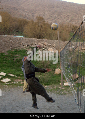 Combattants de la guérilla du PKK (Parti des travailleurs kurdes) jouer au volley-ball dans les montagnes de Qandil, dans le Nord de l'Iraq Banque D'Images