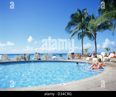 Grand Cayman Marriott Beach Resort piscine, Seven Mile Beach, West Bay, Grand Cayman, Iles Caïman, Grandes Antilles, Caraïbes Banque D'Images