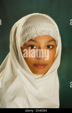 Jeune femme marocaine dans un voile blanc Banque D'Images