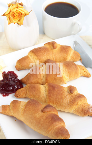 Des croissants frais avec de la confiture et une tasse de café Banque D'Images